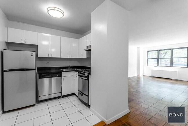 Primary Photo - 145 E 16th St