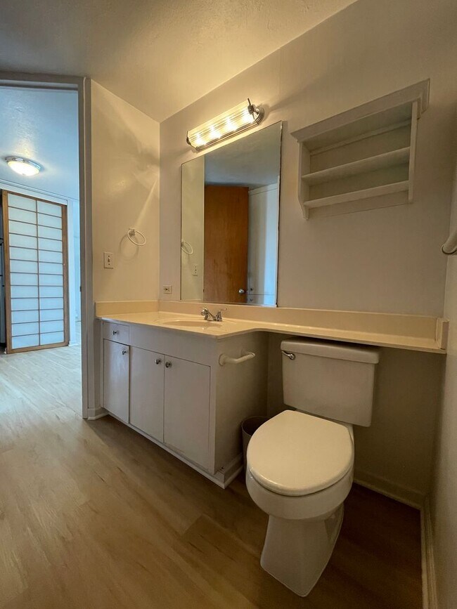 Building Photo - Stunning Views, Clean, New Flooring, Close to Downtown!