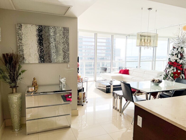 Building Photo - 1331 Brickell Bay Dr