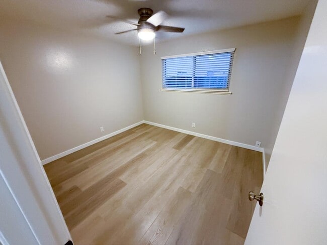 Building Photo - 2004 Ahern St