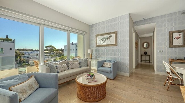 Building Photo - 635 S Orange Ave