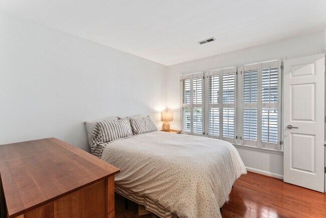 Building Photo - 2719 Selwyn Ave