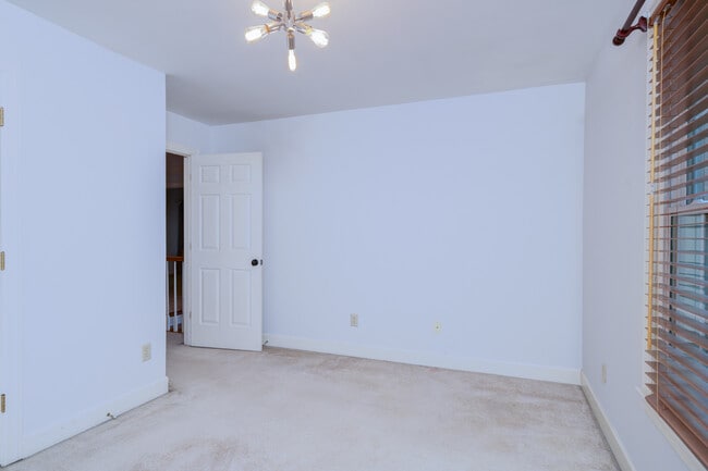 Building Photo - 60 Ravenwood Hills Cir