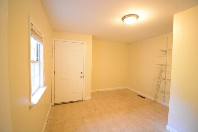 Building Photo - 1637 Columbia Dr