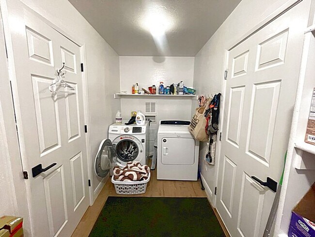 Building Photo - Family Friendly Trailside Home