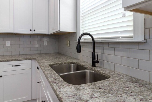 Building Photo - 708 Tree Top Trl