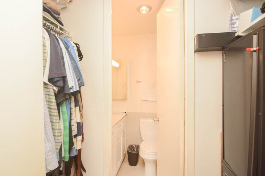 Building Photo - 2400 N Lakeview Ave