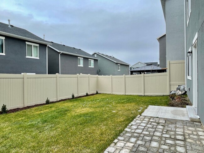 Building Photo - 3037 S Red Pine Dr
