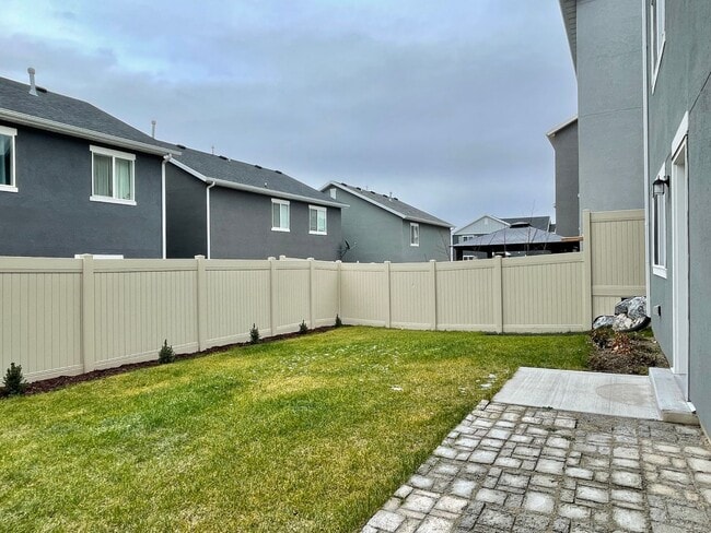 Building Photo - Spacious 2 Story with Finished Basement!