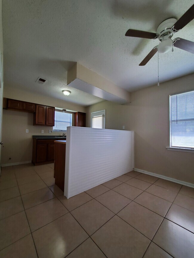 Building Photo - 1805 Courtney Dr