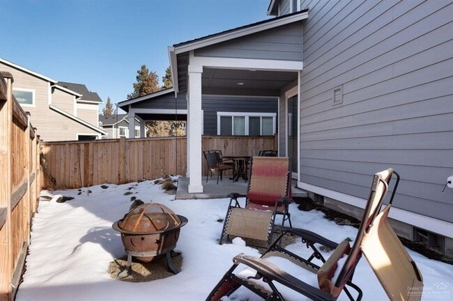 Building Photo - Well maintained home in SE Bend with AC!