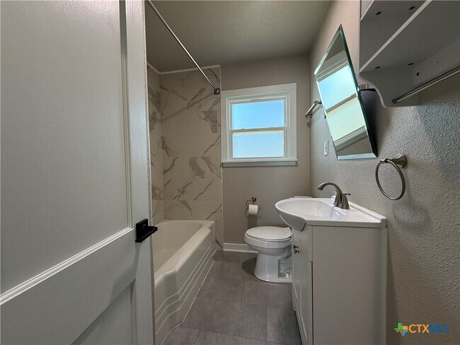 Building Photo - 1706 S 41st St