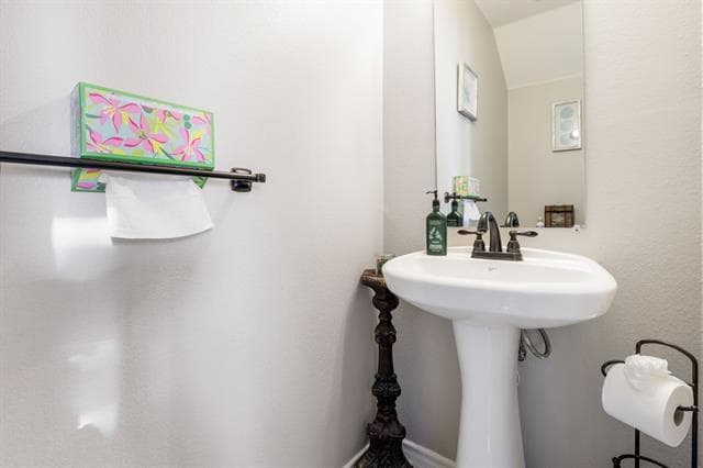 Building Photo - 9601 Euclid Dr