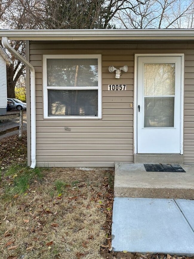 Primary Photo - Cozy 2-Bedroom Home with Hardwood Floors N...