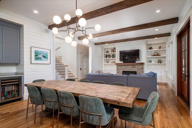 Building Photo - Fully Furnished Home In The Groves