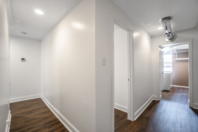 Building Photo - Luxury Home - South Side Flats