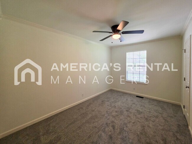 Building Photo - DEPOSIT PENDING! Newly Renovated and Ready for Move In!
