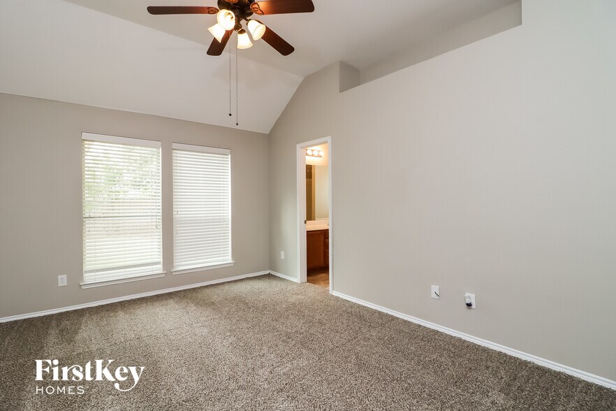 Building Photo - 1124 Manhassett Ct