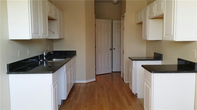 Building Photo - 38587 Glastonberry