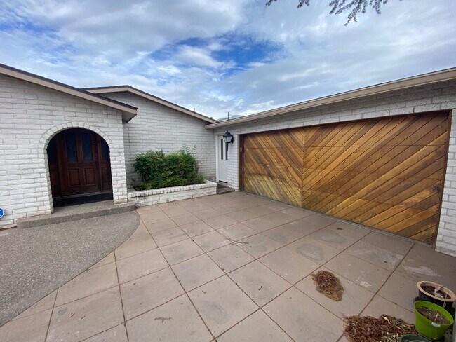 Building Photo - Beautiful 3 Bedroom Home in NE Albuquerque