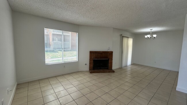 Building Photo - 2Bd Apartment Available For Rent