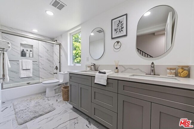 Building Photo - 5434 Romaine St