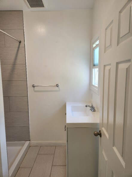 Building Photo - 2032 Vista Del Mar Ave