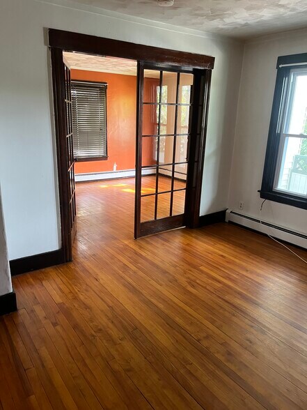 Primary Photo - 33 Chestnut St