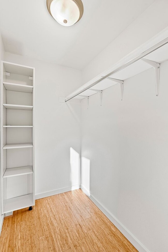 Building Photo - Gorgeous 3+3 Private Single Family Townhou...