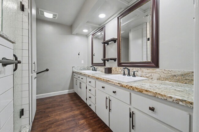 Building Photo - Stylish 2-Bed, 2-Bath Home with Generous Den in The Meadows