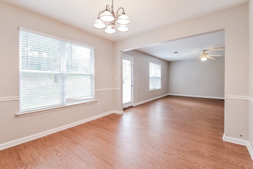 Building Photo - 3038 Summer Breeze Dr