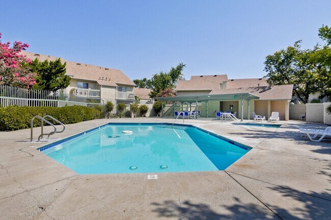 Building Photo - Cute One Bedroom Condo with Central AC and Heat.