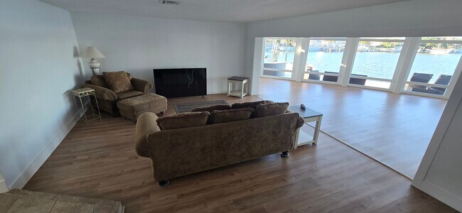 Building Photo - 301 22nd St