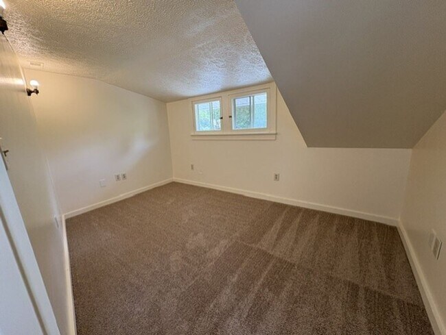 Building Photo - Freshly Updated 3 Bedroom Home with Bonus Room in North Hill