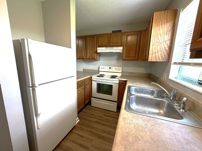 Building Photo - MODERN 2/1 TWN 2nd Story Unit w/ Washer/Dr...