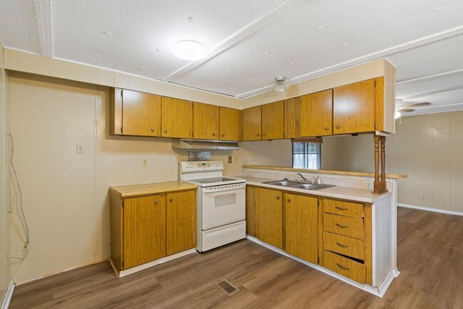 Building Photo - 2 Bedroom/1 Bathroom Home in the Green Valley Estates Subdivision!