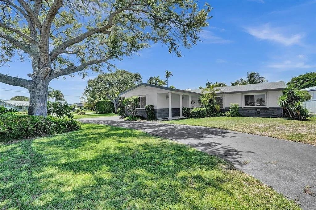 Building Photo - 2761 NE 12th St