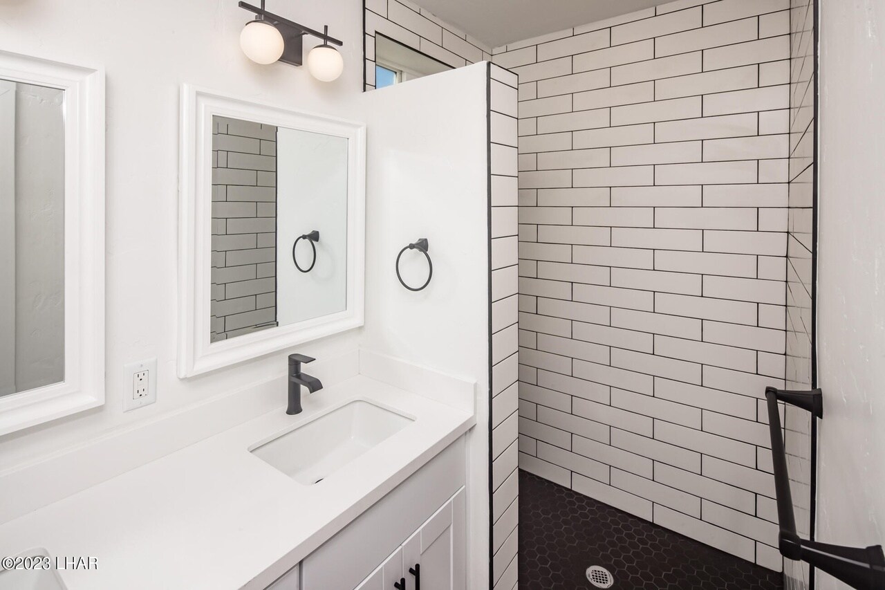 Building Photo - 3705 Challenger Dr