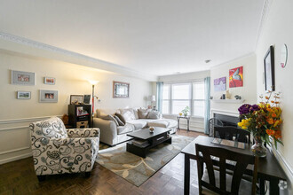 Building Photo - Dupont Circle condo with plenty of light a...