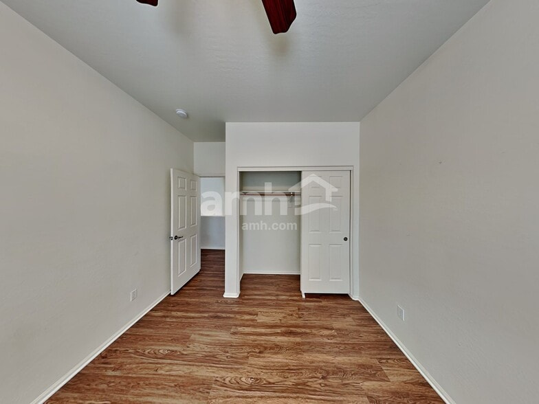 Building Photo - 1509 S 123rd Dr