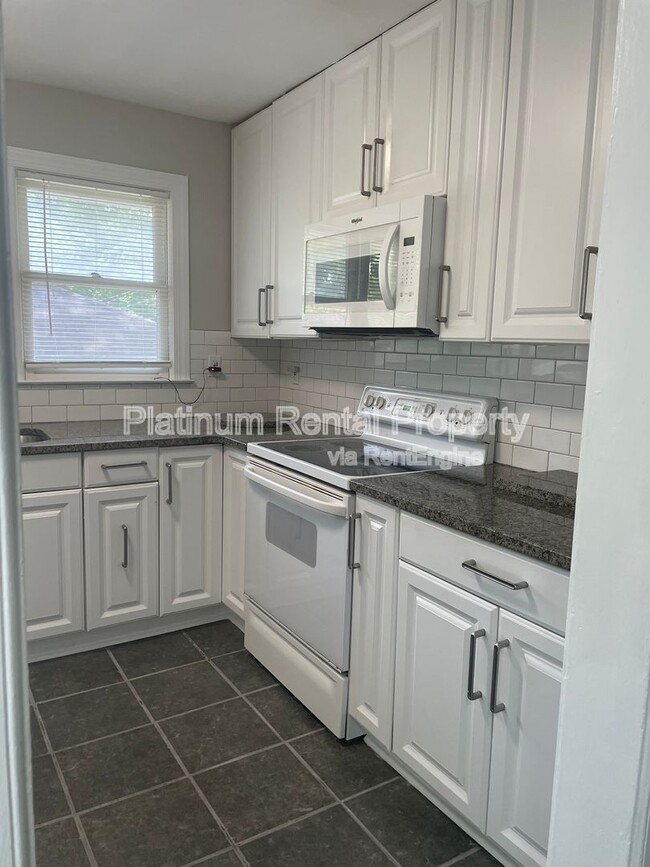 Building Photo - 3485 Maplehurst Dr