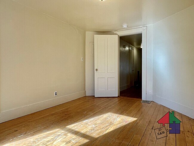Building Photo - 225 Elm St