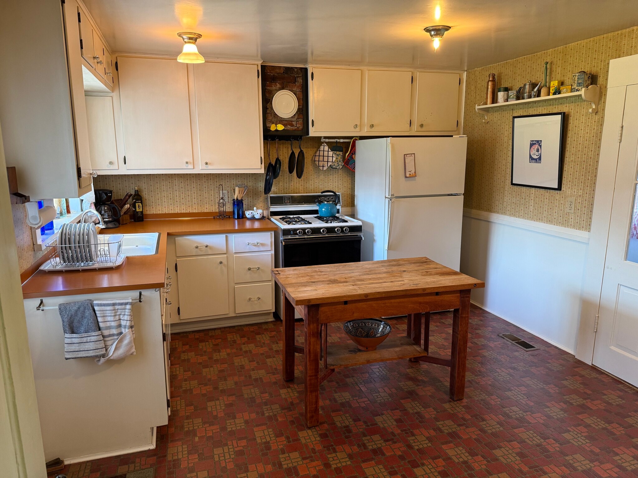 Building Photo - 104 S 1st St