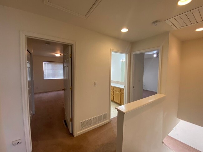 Building Photo - Bright & Inviting Wellington Townhome