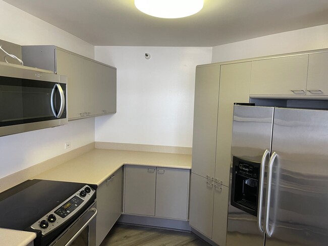 Building Photo - Freshly Renovated, Craigside Unit with Gor...