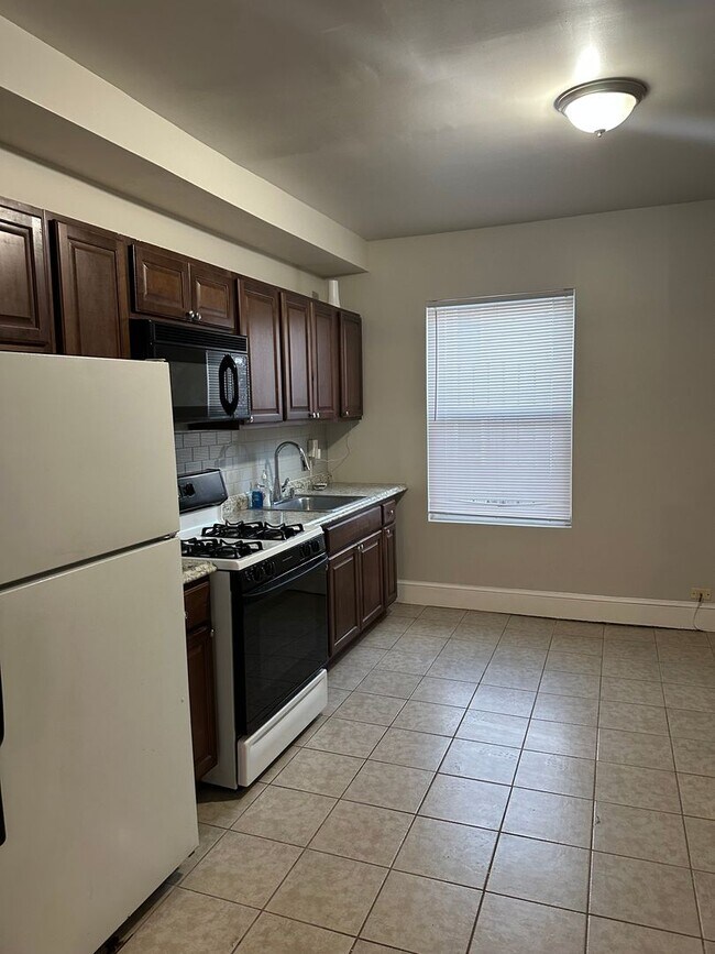 Building Photo - Spacious East Baltimore Home for Rent! Cen...