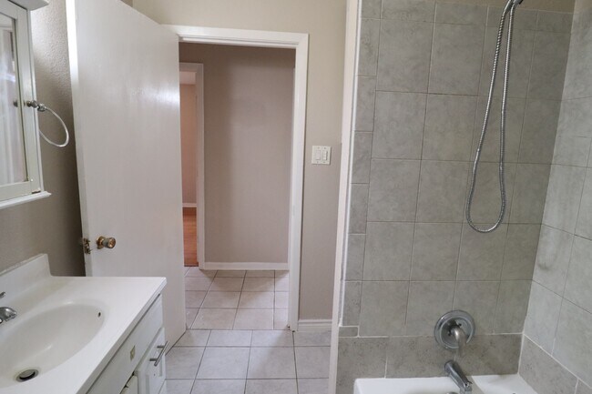 Building Photo - 3732 Kenwood St