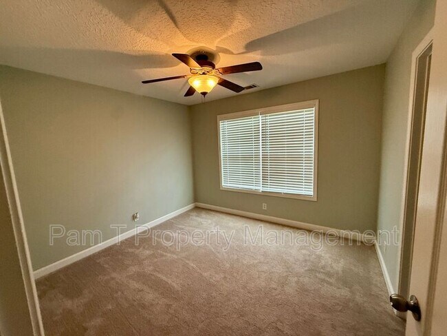 Building Photo - 674 Bristol Way