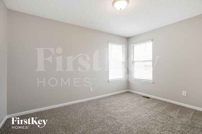 Building Photo - 1049 NE Queens Cir