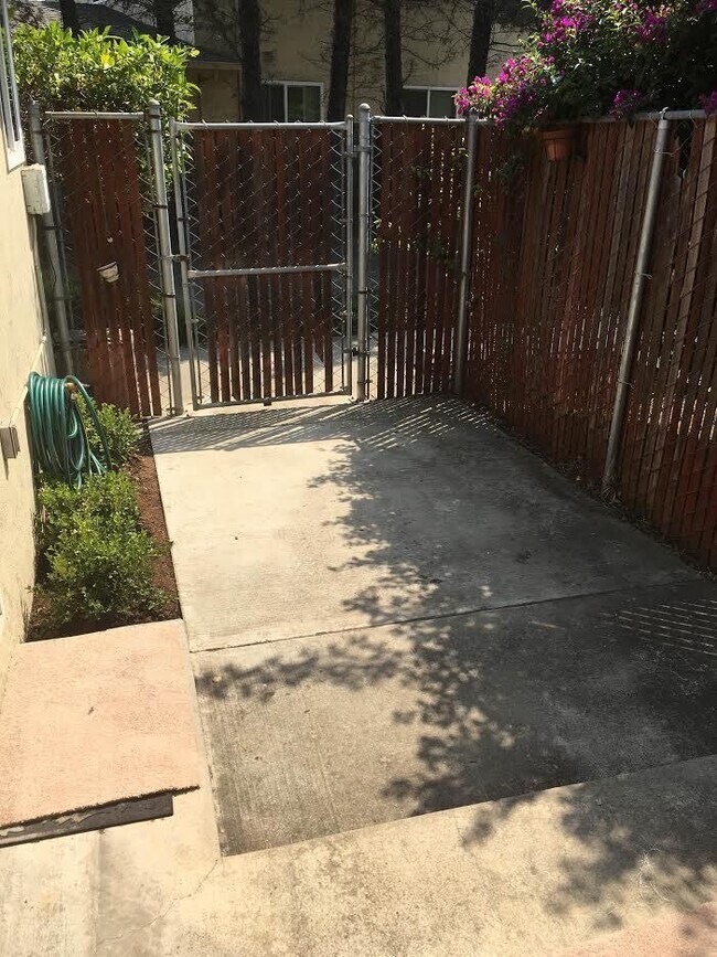 Building Photo - Beautiful Ground Level Front Unit with 2 C...